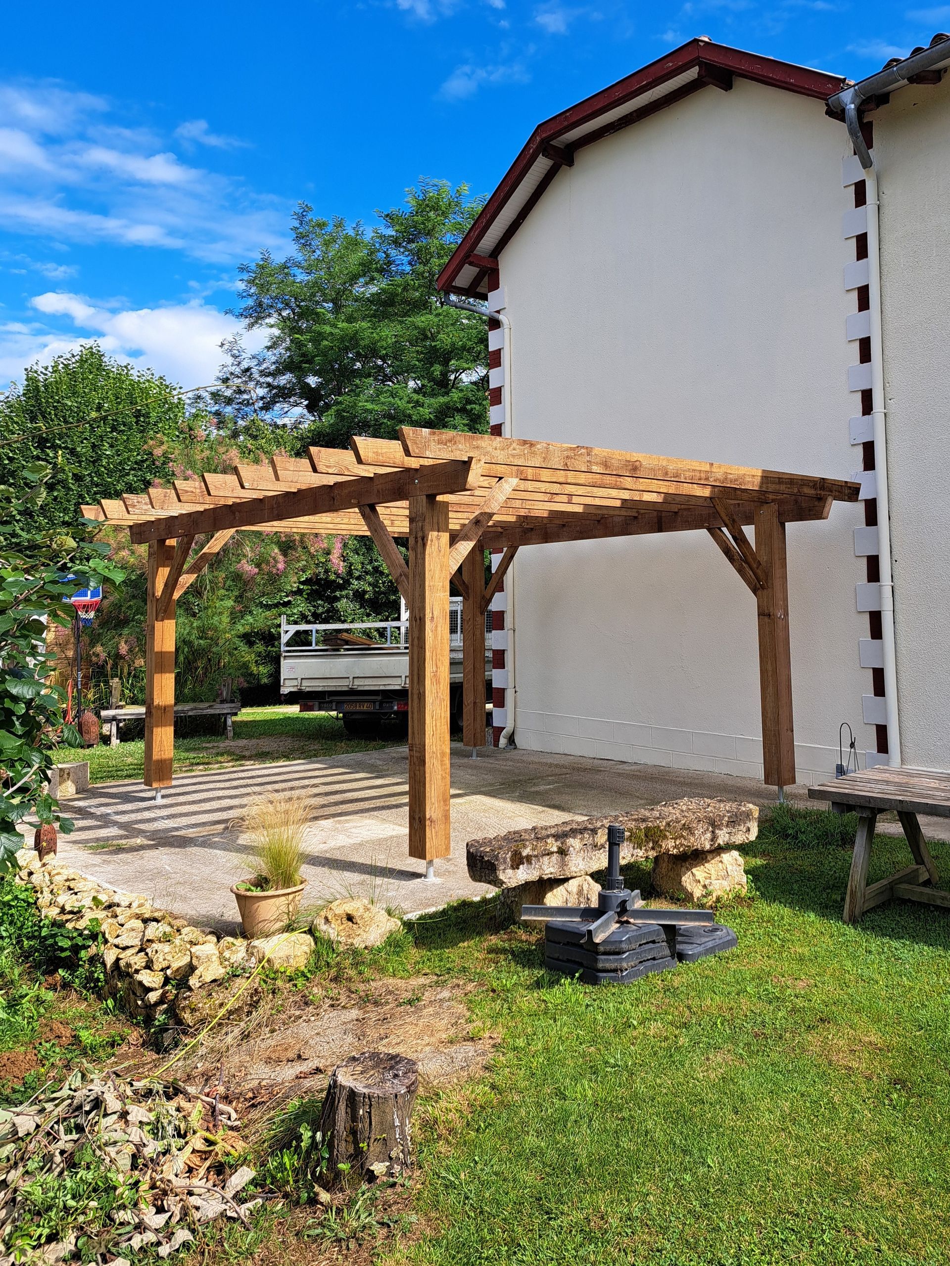 Photo d'une pergola réalisée entièrement en bois et sur-mesure.