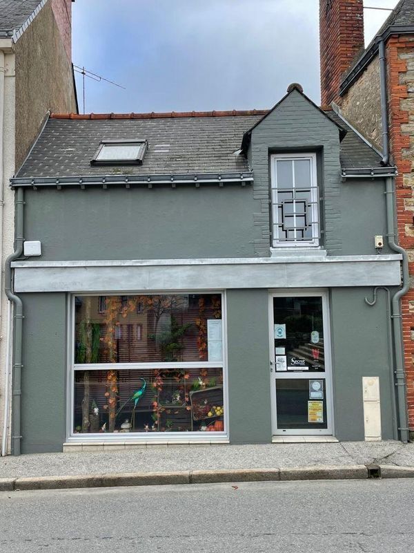 Une façade de commerce de couleur grise