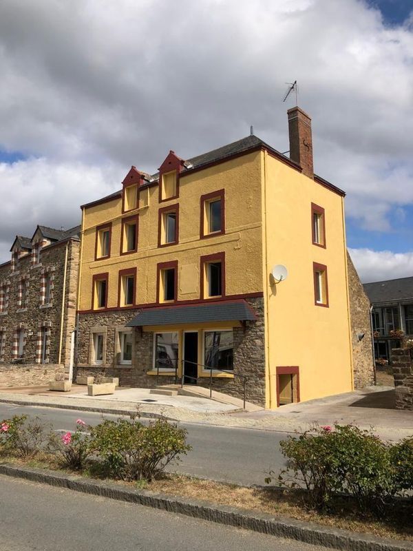 Une maison avec une peinture jaune neuve