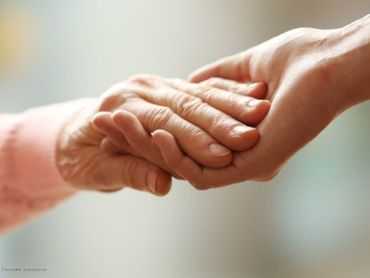 alte und junge Hand greifen einander