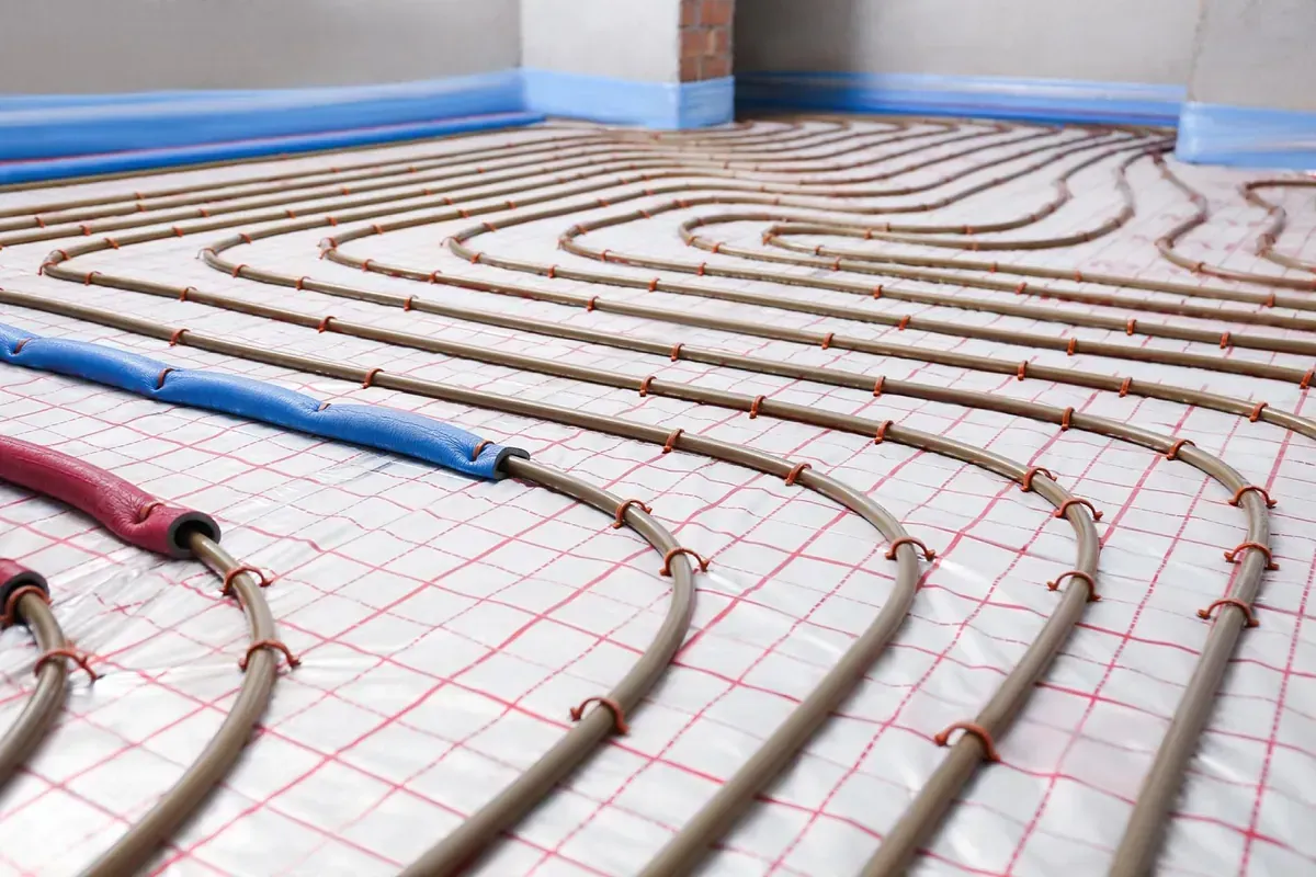 Un primer plano de un sistema de calefacción por suelo radiante en una habitación.