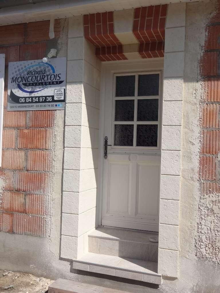 Porche en pierre pendant travaux, 02 Aisne Laon