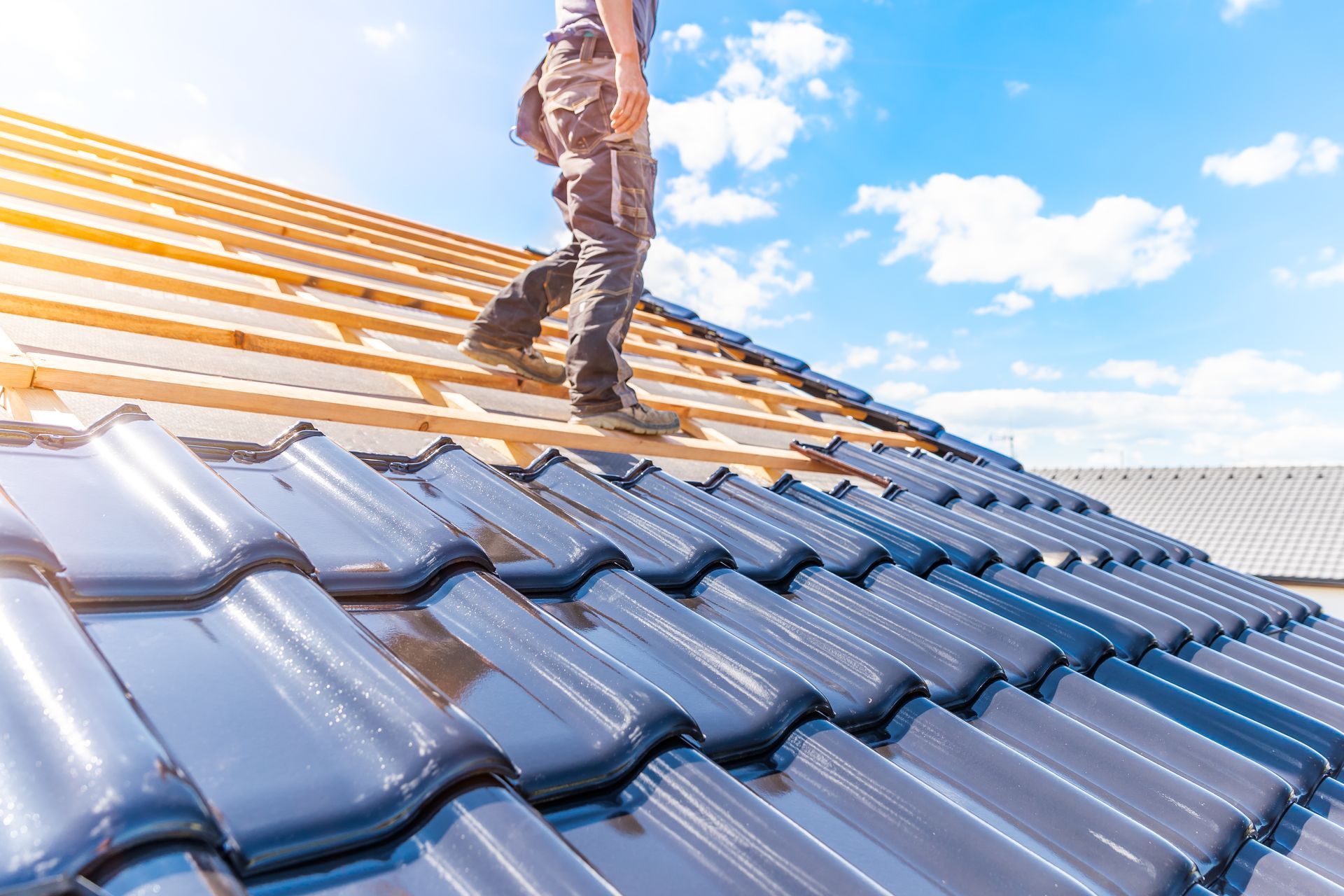 Création d'une toiture avec des tuiles en acier