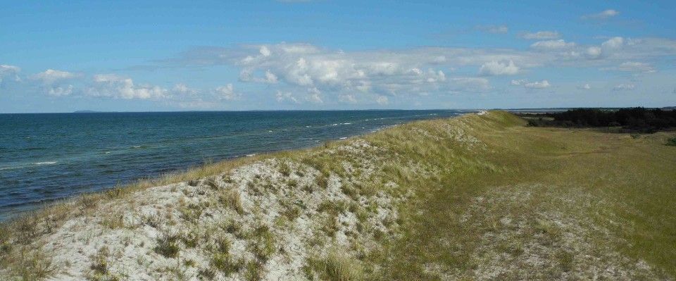 blauer Himmel über dem Meer