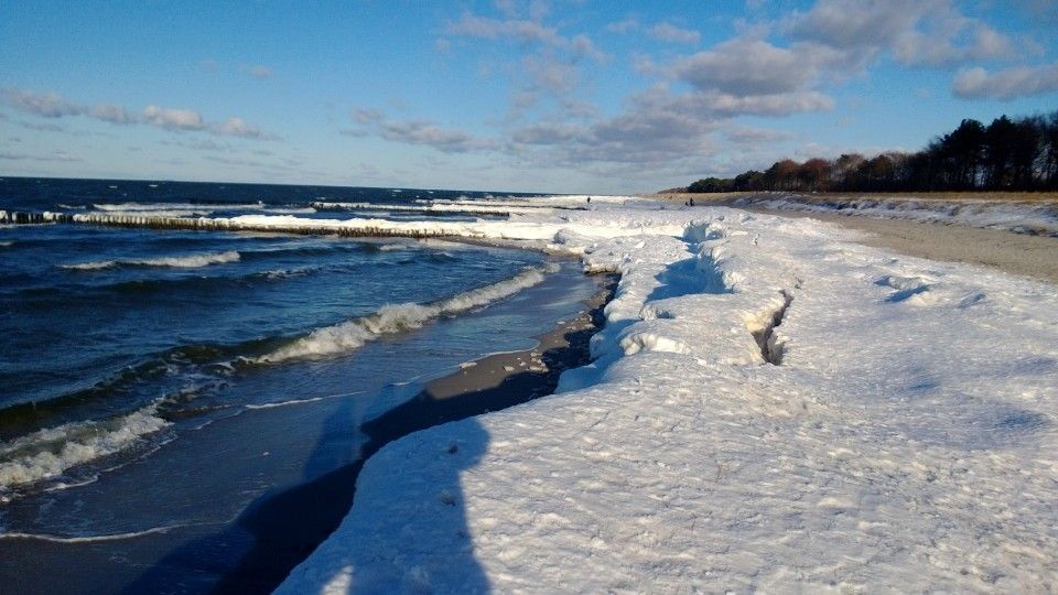 weißer Strand am Meer