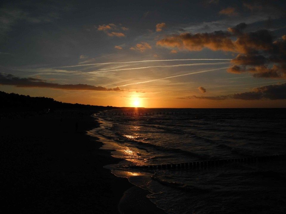 Sonne geht über dem Meer unter