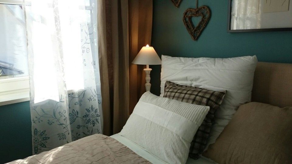 Doppelbett in einem Raum mit blauer Wand