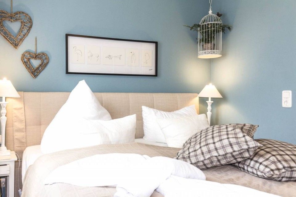 blaue Wand und ein Bett