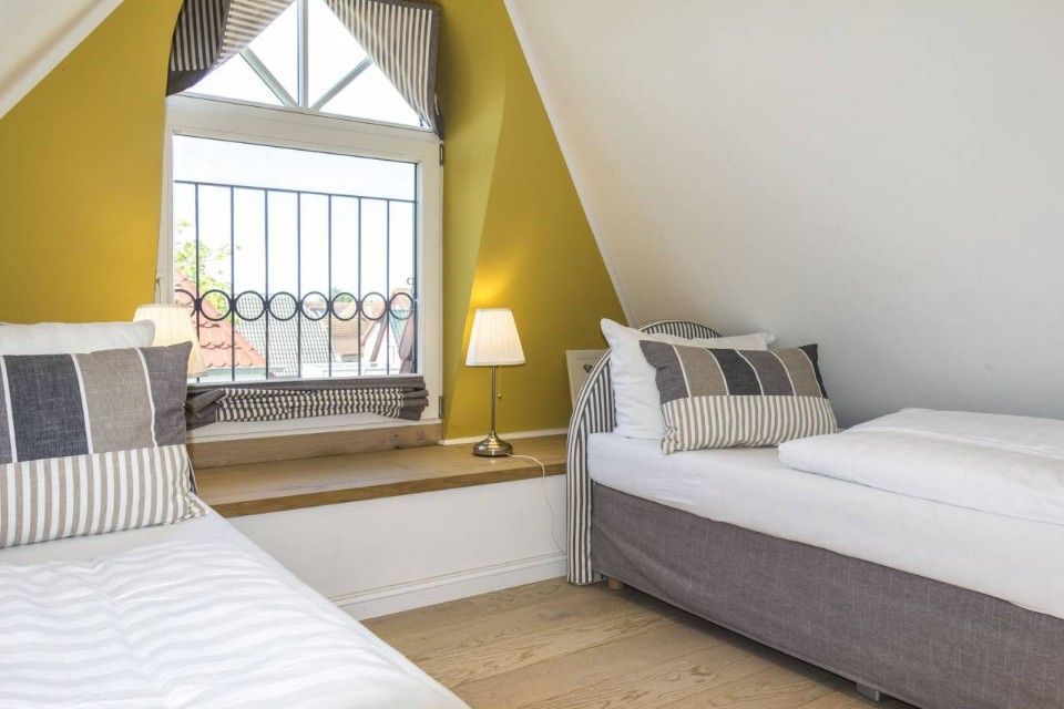 zwei Betten in einem Zimmer