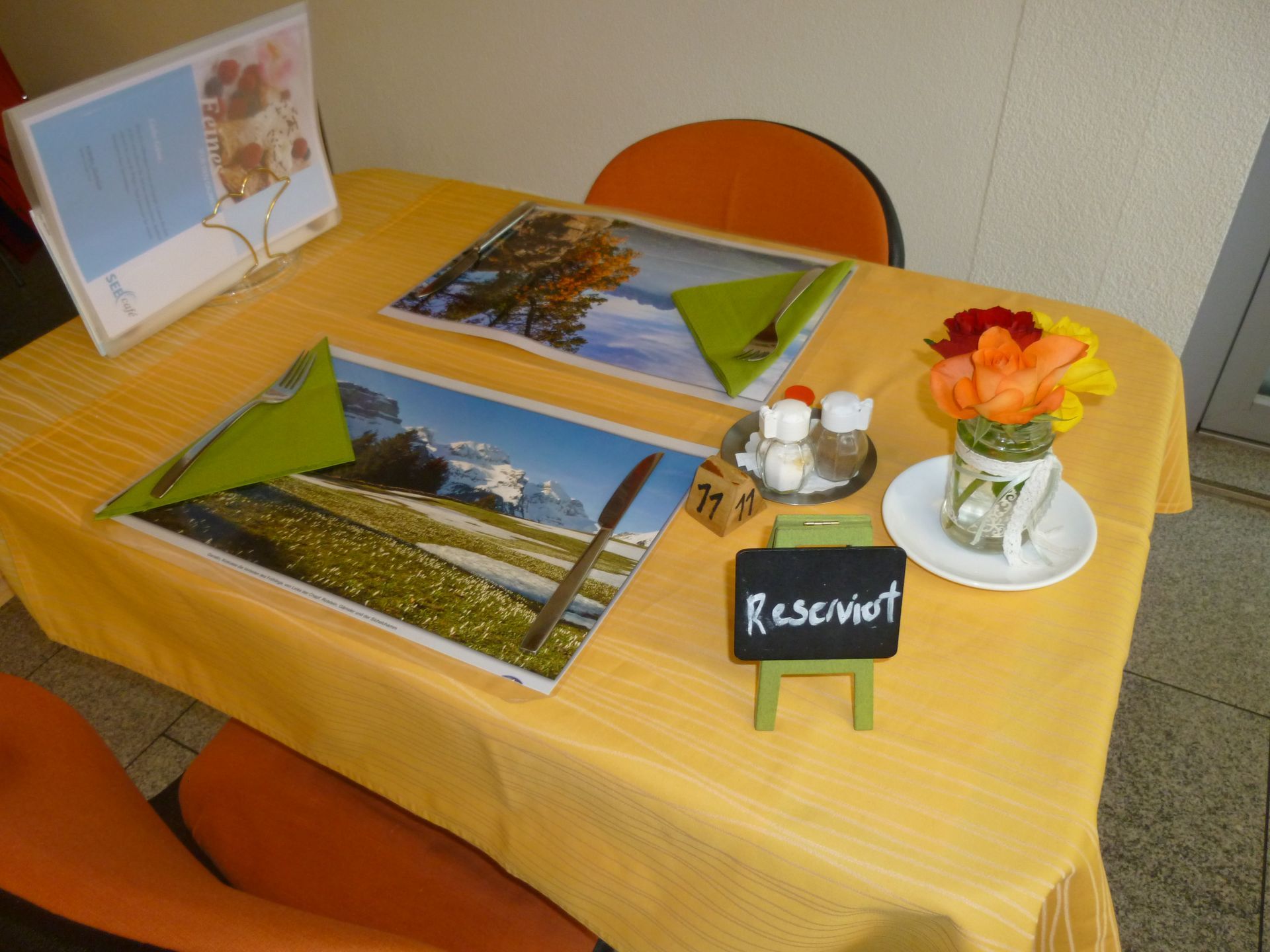 Ein Tisch mit einem Schild mit der Aufschrift „Reserviert“ darauf