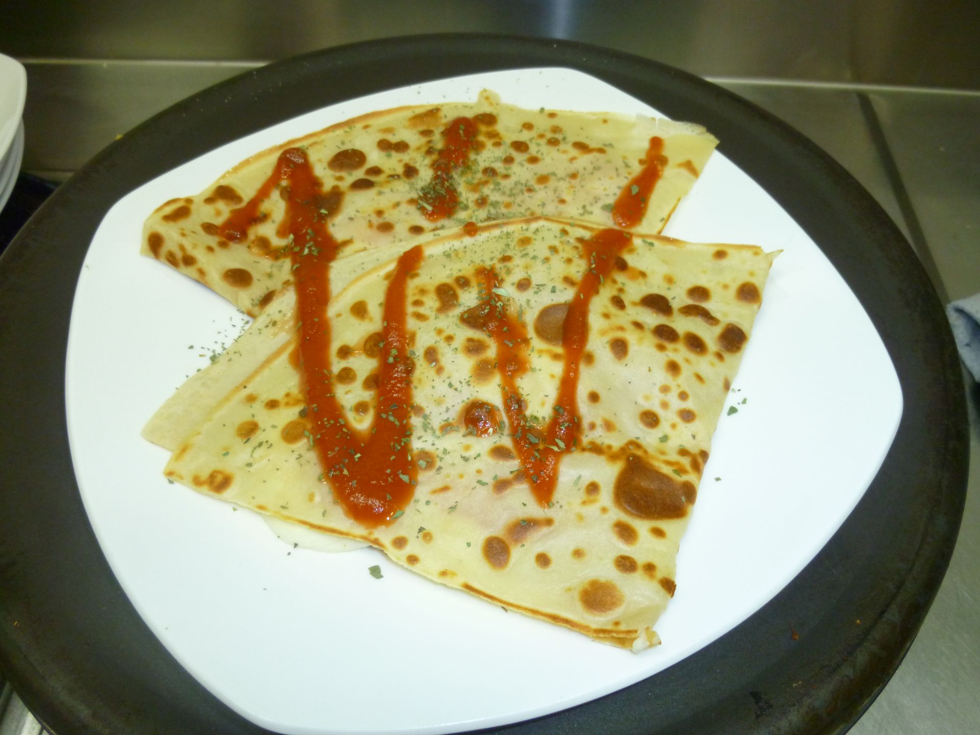 Eine Nahaufnahme von einem Teller mit Essen und Ketchup darauf