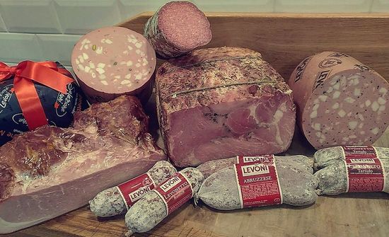 Étal de présentation de charcuterie