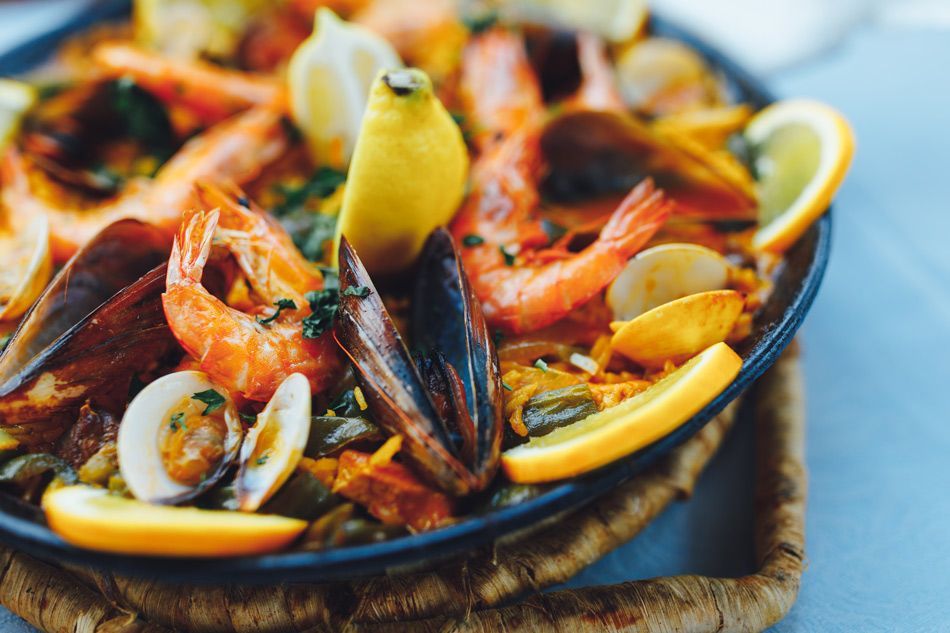 Une vue rapprochée sur une paella