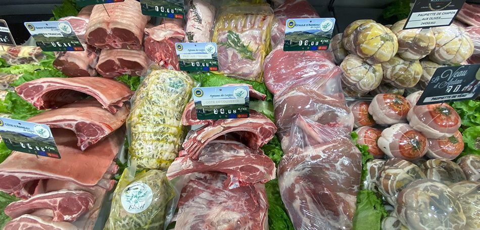 Étal de viande dans un frigo et présentoir de boucherie