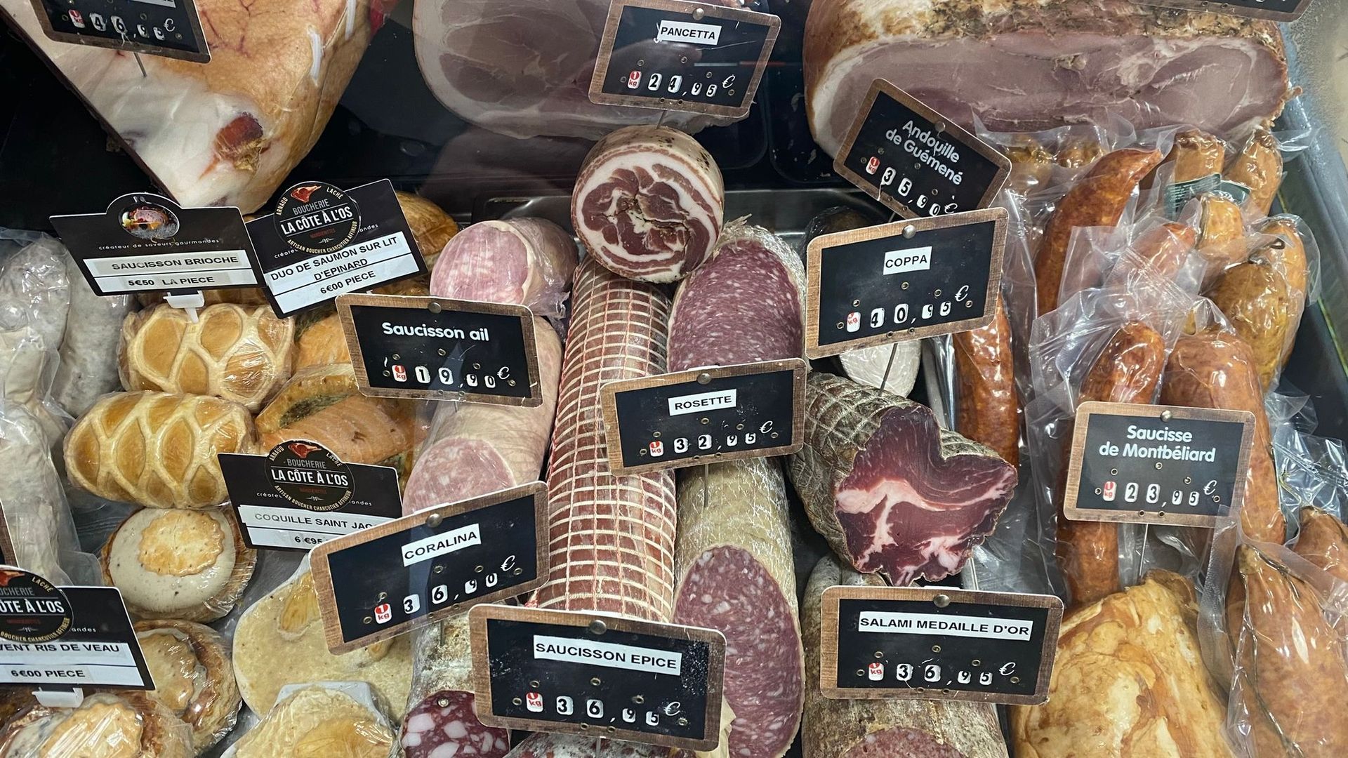 Étal de charcuterie présentant différents produits