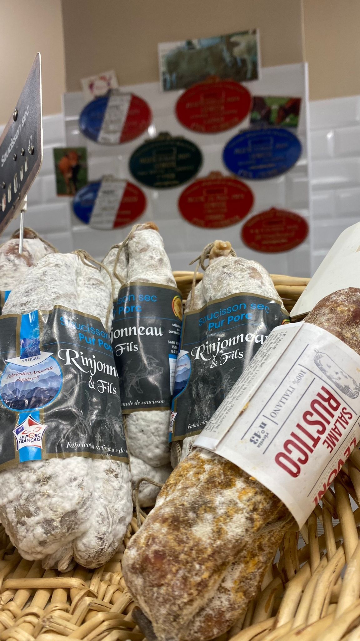 Différents saucissons de différentes régions réalisés par La Boucherie La Côte À L’os