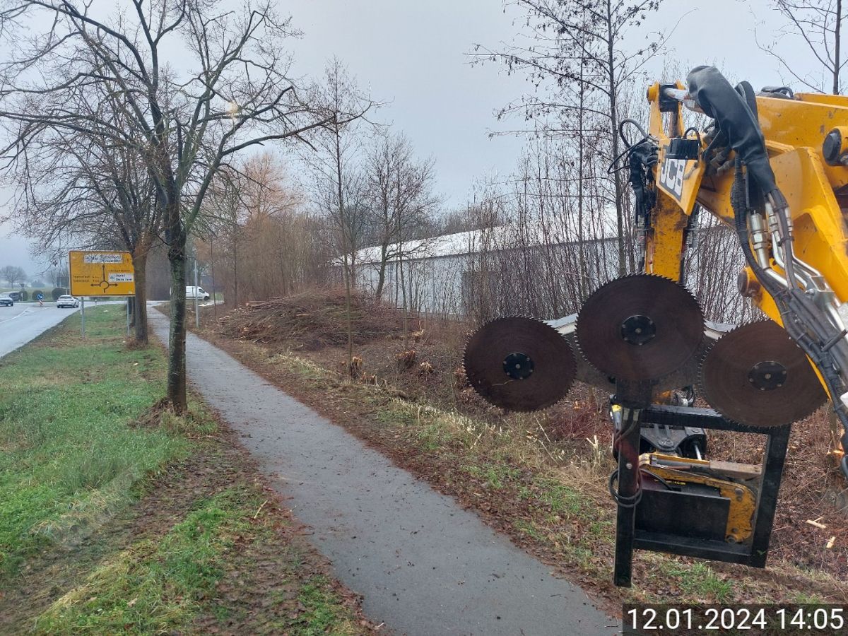 Ein gelber Traktor parkt am Straßenrand neben einem Gehweg.