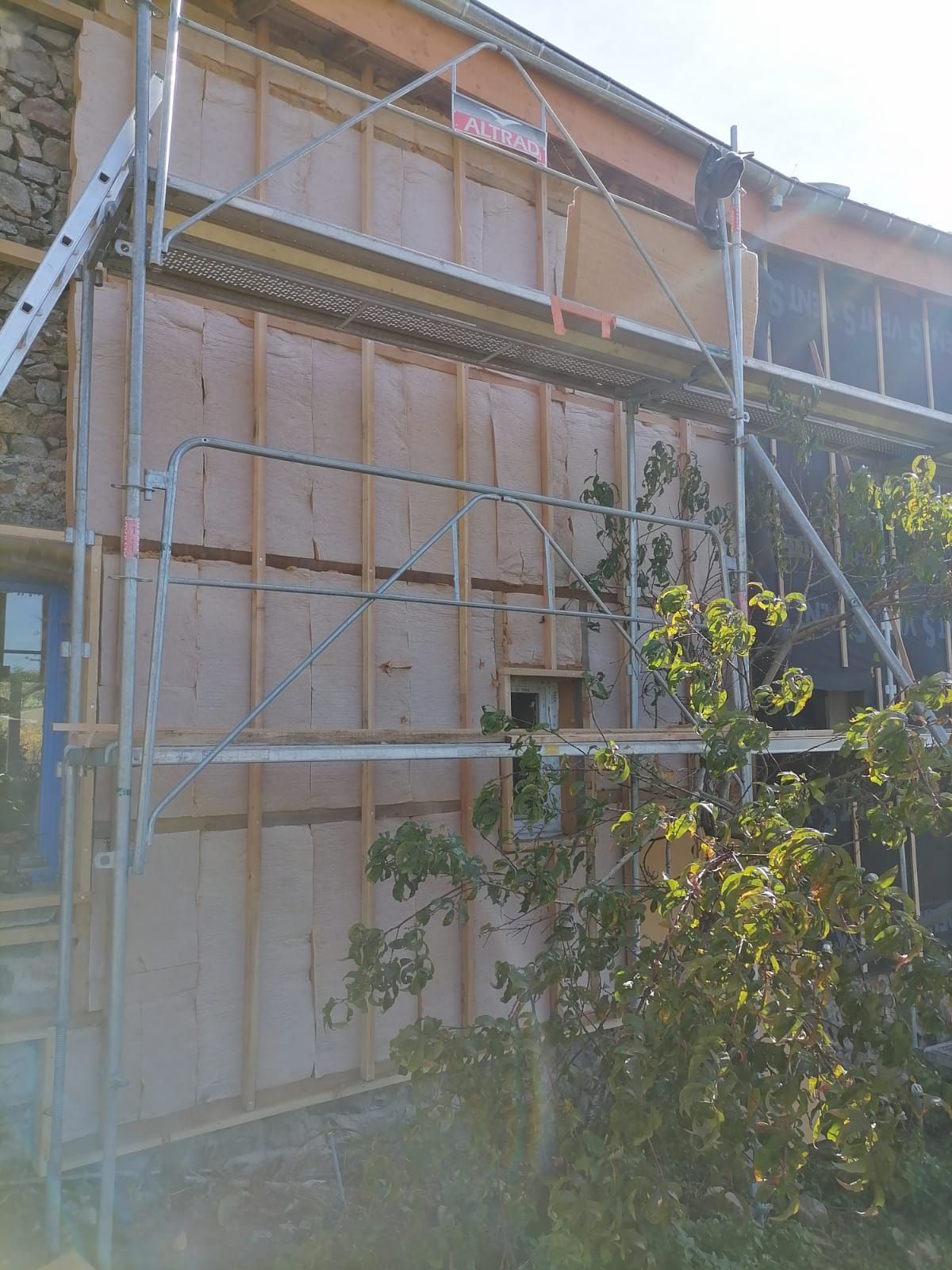 Laine de bois et film pare-pluie Charpente traditionnelle rénovation ITE
