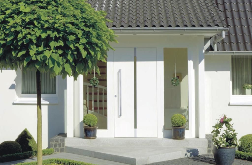 Weiße Haustür mit angrenzenden Paneelen; Topfpflanzen, graue Stufen, Baum und weiße Hausfassade.