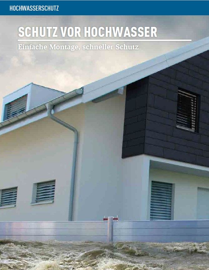 Hochwasserschutzwand schützt ein modernes Haus vor Hochwasser; Deutscher Text: 
