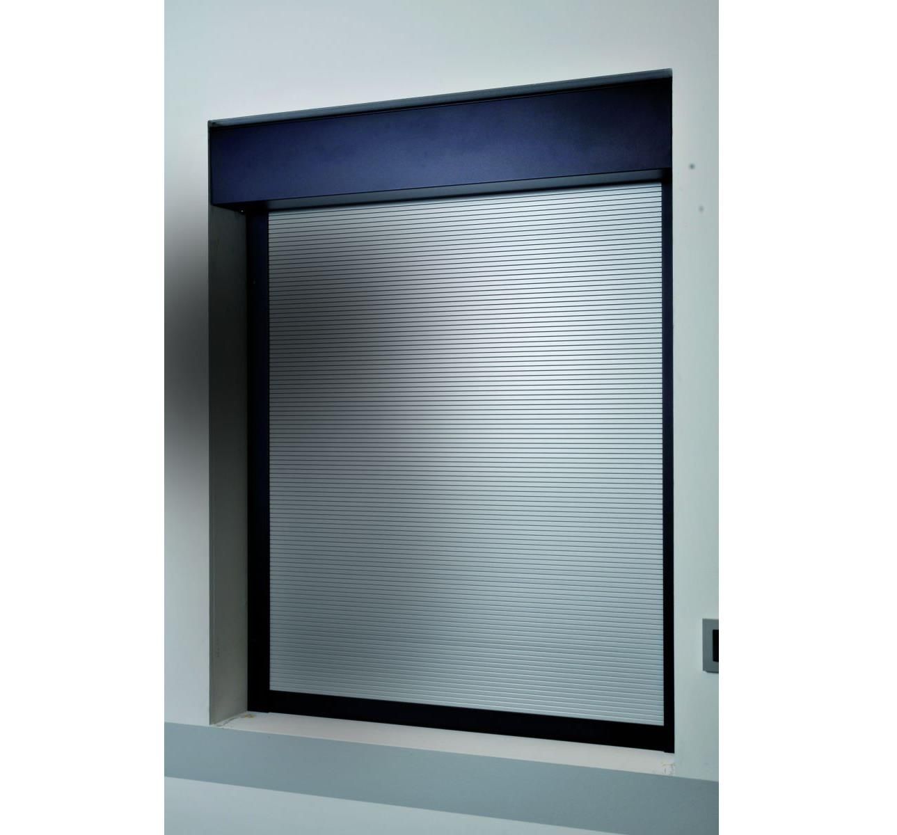 Geschlossener Sicherheitsrollladen, blauer oberer Kasten, bedeckt ein Fenster, weiße Wand.