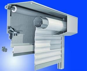 Schnittansicht eines Rollladensystems aus silbernem Aluminium mit aufgerollten Lamellen, Kasten und Seitenschienen.