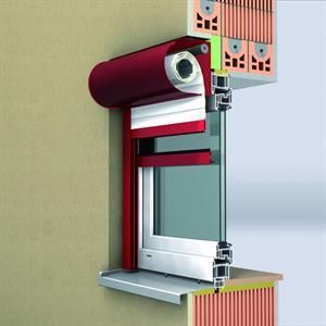 Schnittansicht eines Fensters mit rotem Rollladen, die den Einbau in eine Ziegelwand zeigt.