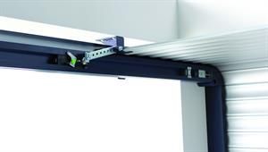 Rollladenmechanismus, der in einem Türrahmen installiert ist, mit Metallschienen und Montageteilen.