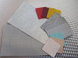 Muster von gewebten Stoffen in verschiedenen Farben und Texturen.