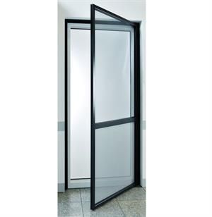 Glastür mit schwarzem Rahmen, geöffnet in einem weißen Türrahmen. Die Tür ist teilweise transparent.