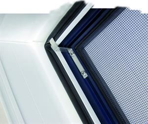 Nahaufnahme einer Fliegengitterecke; schwarzer Rahmen, blaues Netz und weiße Einfassung.