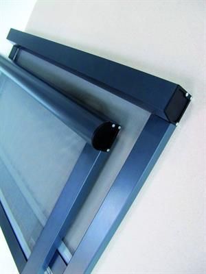 Blaues, teilweise ausgefahrenes Rollo vor einer weißen Wand.