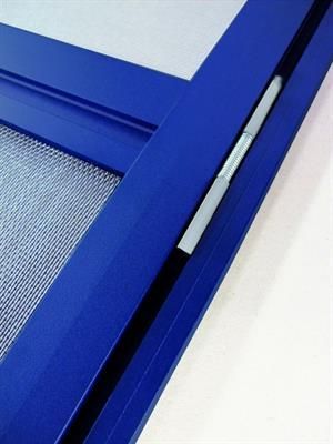Blauer Fensterrahmen mit einem Metallscharnier, das ein Fliegengitter hält.