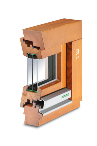 Querschnitt eines Holzfensterrahmens mit Dreifachverglasung und Metallkomponenten, der seine Konstruktion verdeutlicht.