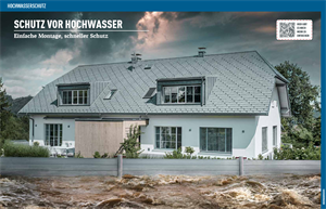 Vor Hochwasser geschütztes Haus mit Hochwasserschutzwänden davor. Blauer Himmel, graues Dach und grüne Fensterläden.