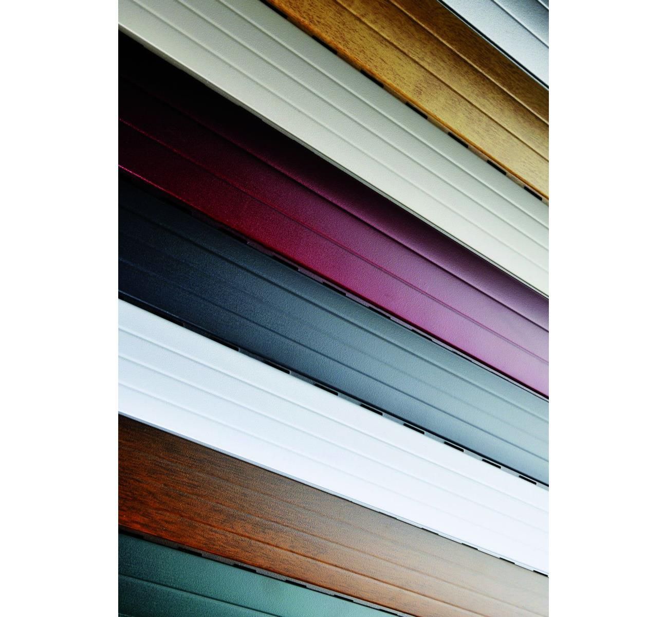 Reihen verschiedenfarbiger Metallplatten, darunter Weiß, Gold, Burgunderrot, Blau und Holzmaserung, diagonal angeordnet.