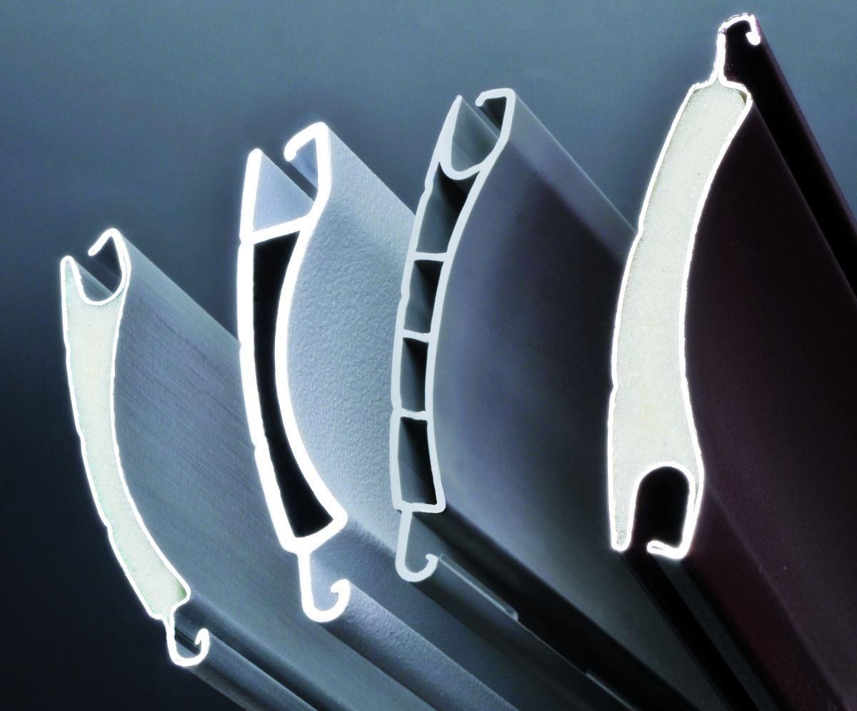 Nahaufnahme mehrerer metallischer Rollladenprofile in Silber- und Brauntönen.