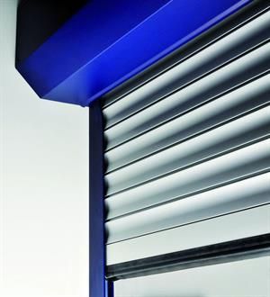 Blauer und silberner Rollladen, teilweise geschlossen, im Innenbereich montiert.