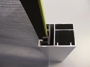 Nahaufnahme des Siebgewebes, das mit einem gelben Maßband vor einem silbernen Metallrahmen gemessen wird.