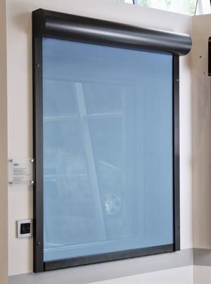 Schwarz gerahmtes Fenster mit transparenter, getönter Abdeckung, möglicherweise ein Sicherheitsrollladen, vor einer weißen Wand.