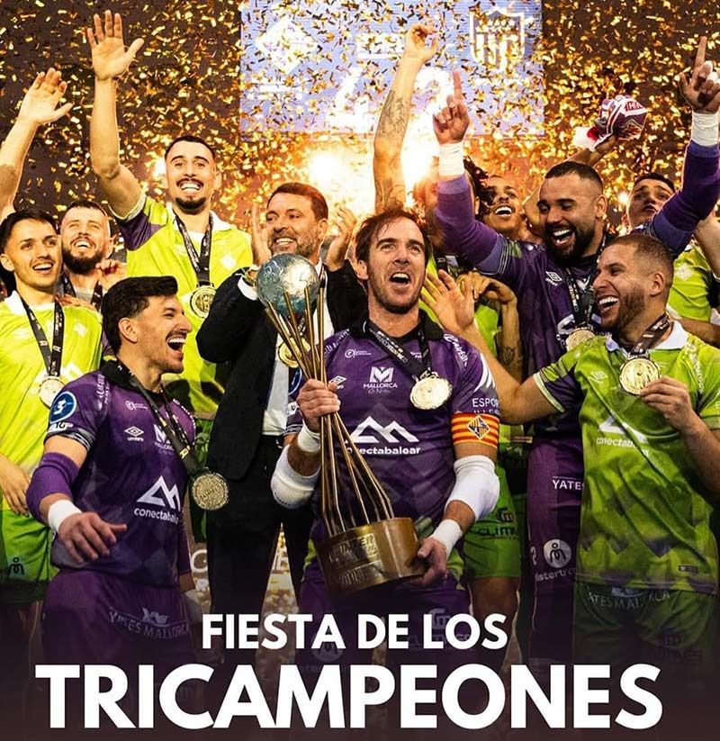 Equipo de balonmano celebrando con trofeo y confeti. Jugadores con camisetas moradas y lima, medallas de oro.