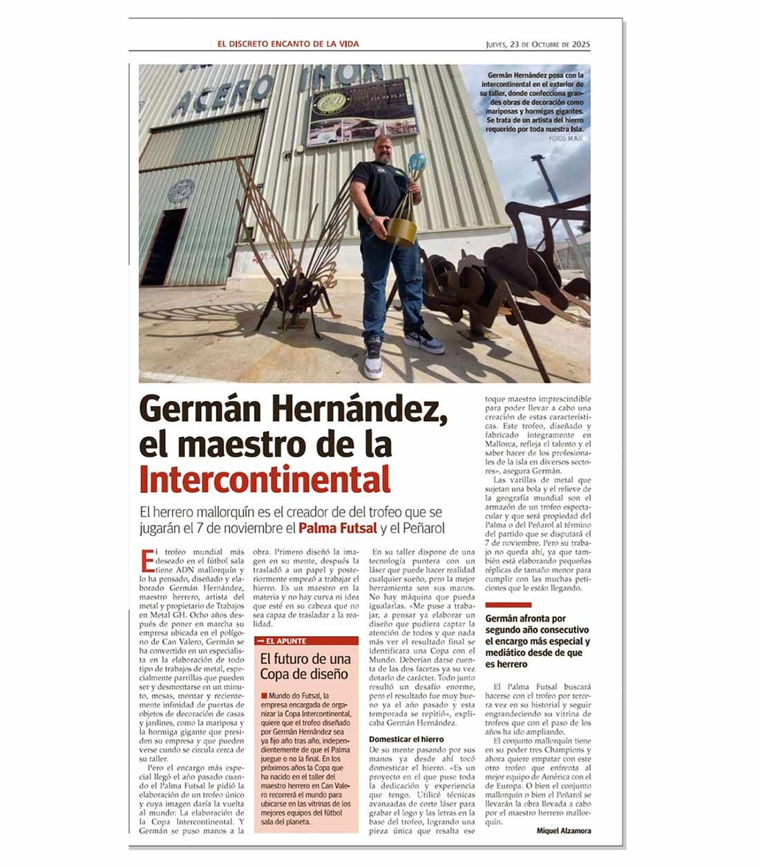 Artículo sobre Germán Hernández. Un hombre se encuentra frente a esculturas de metal, con un edificio al fondo.