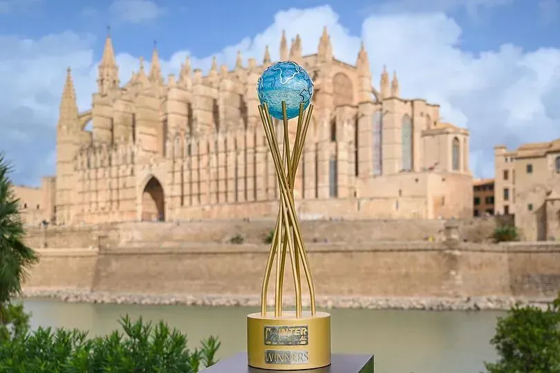 Trofeo con globo azul en la parte superior, frente a la Catedral de Palma, Mallorca.