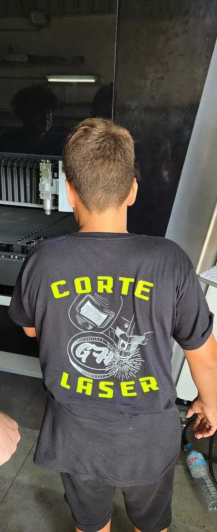 Una persona que viste una camiseta negra con la palabra 