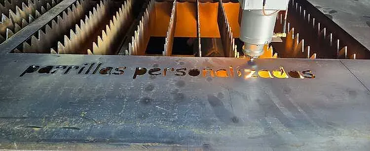 Corte láser de metal con la inscripción 