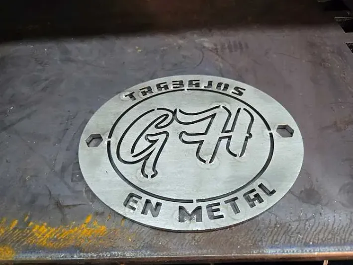 Letrero metálico con las letras 