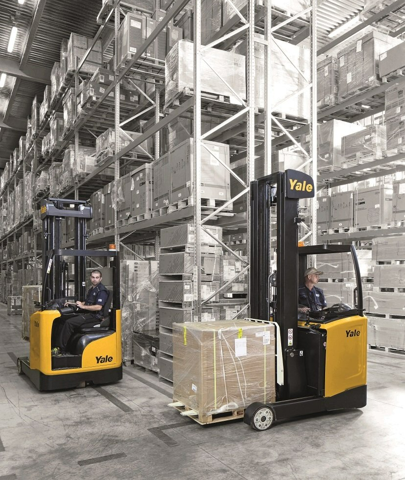 Deux hommes conduisent des machines de manutention