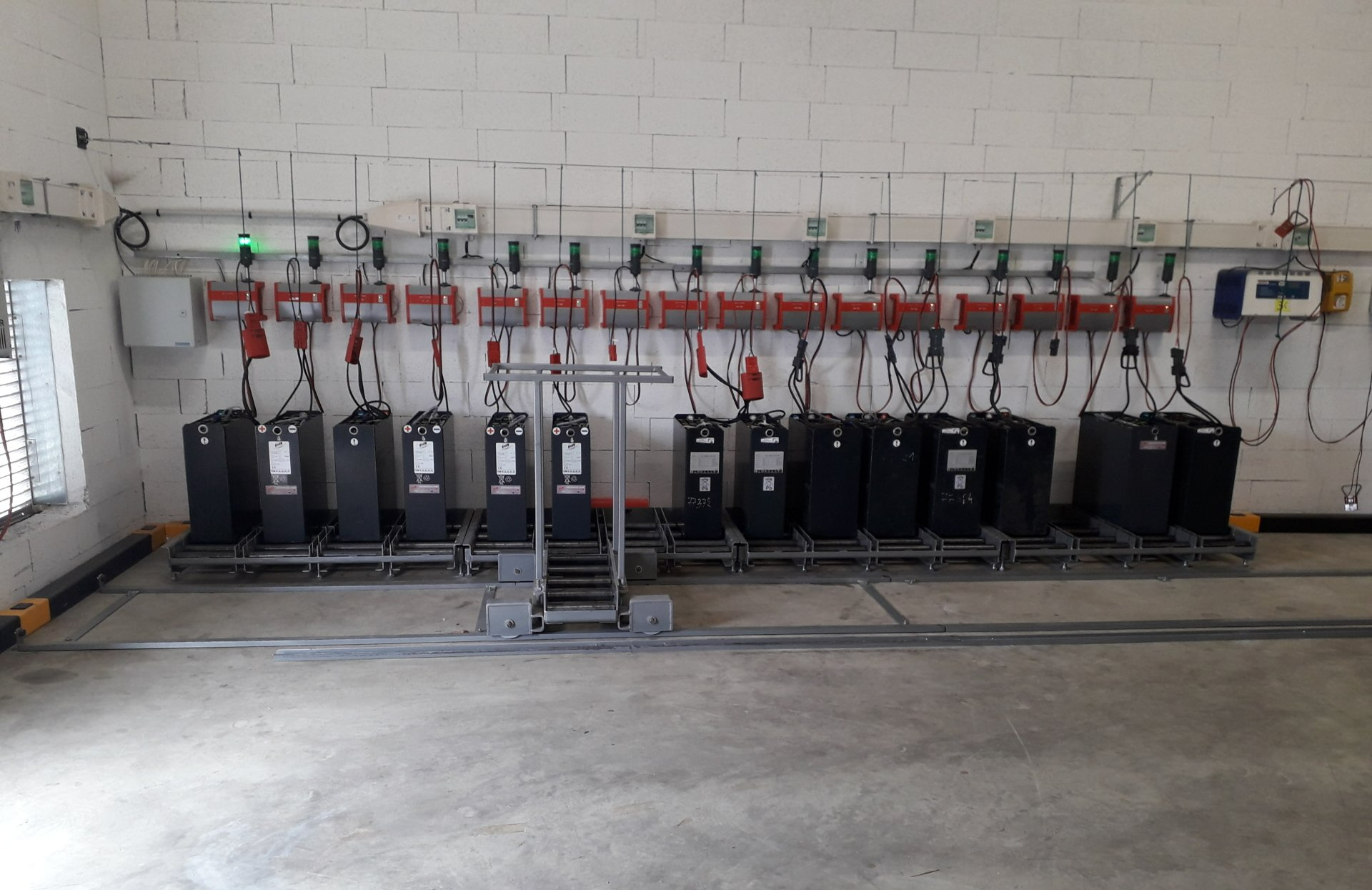 Des batteries pour les chariots élévateurs sont en train d'être recharger