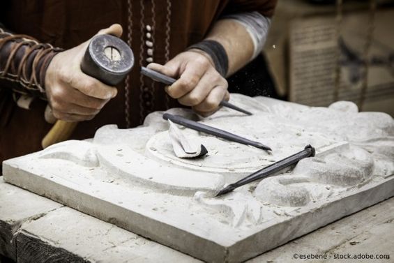 Peter Brecht Steinmetzbetrieb Steinmetz arbeitet an einem Grabmal