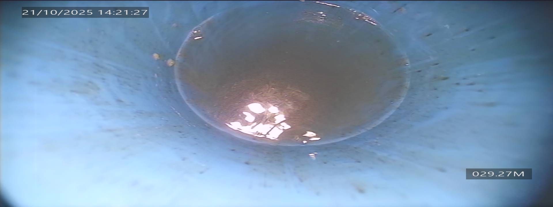 Vue à l'intérieur d'un tuyau rempli de liquide trouble à l'aide d'un système de caméra d'inspection.